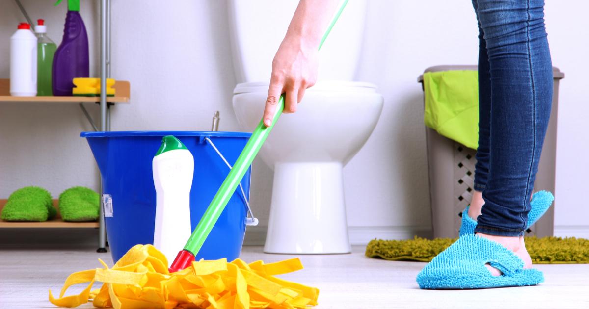 على موقعنا يوميات مامي في تلك المقالة سنسرد عليك طرق وحيل بسيطة وسهلة لتنظيف الحمام من الإصفرار. فتابعي معنا السطور التالية.