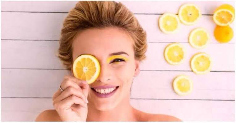 إن الليمون مهم وضروري للمحافظة على صحة جلدك وشعرك وجسمك بأكمله، ويمكن أن يؤدي نقصه إلى العديد من المشاكل الصحية حيث يساعد في الوقاية من نقص فيتامين سي وعلاجه. كما يستخدم الليمون في مناطق التجميل، لذا سنسرد عليكِ بعض وصفات الليمون للبشرة في هذا المقال للعناية ببشرتك.